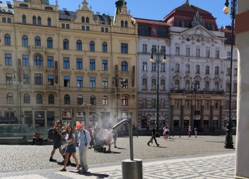 Radnice Prahy 1 bude i nadále instalovat ve své městské části mlžítka pro snížení teploty v tropických dnech.