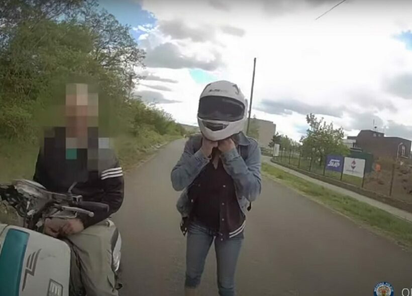 Strážníci zadrželi podezřelý pár na ukradeném motocyklu.