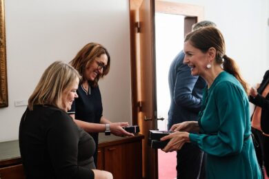 Za Prahu 5 si ocenění z Úřadu vlády ČR převzala paní starostka MČ Prahy 5 Radka Šimková (vlevo) a paní vedoucí Drahomíra Komedová (uprostřed).