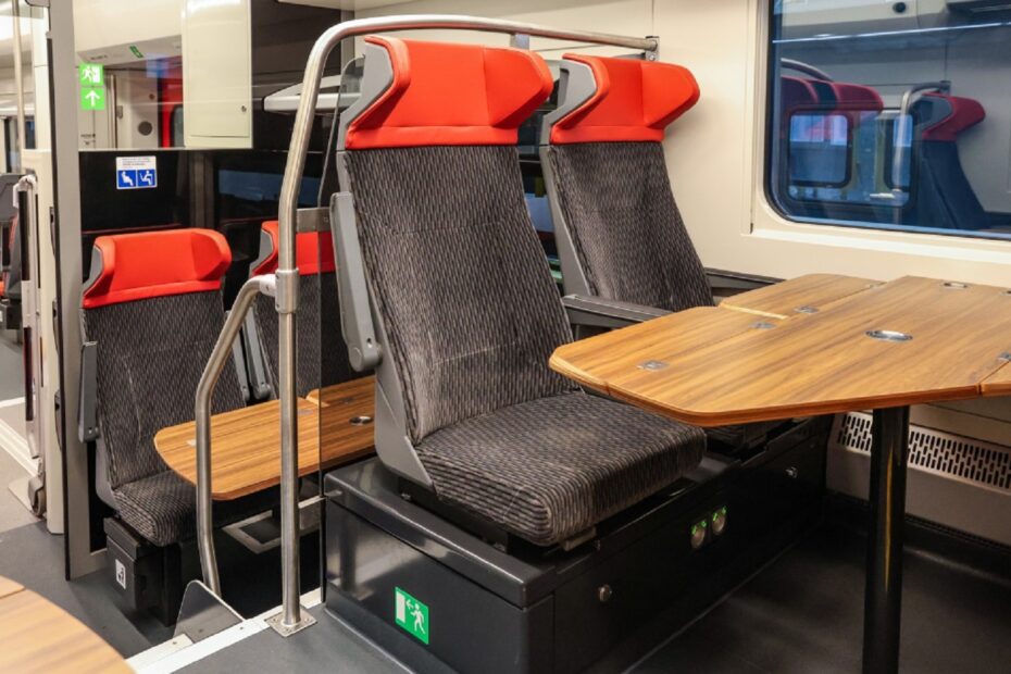 Nový vlak RegioPanter PID má pro cestující připravené pohodlné sezení.