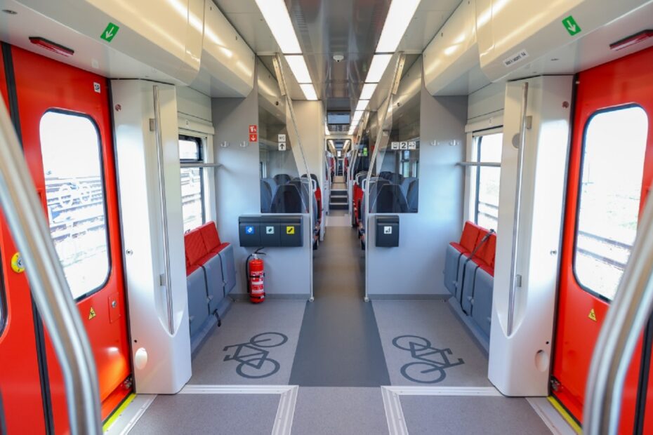 Interiér nového vlaku RegioPanter PID je střídmý, ale velmi účelný a přehledný.