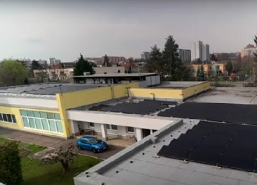 Vybrané školy v Praze 8 mají na střechách fotovoltaiku.