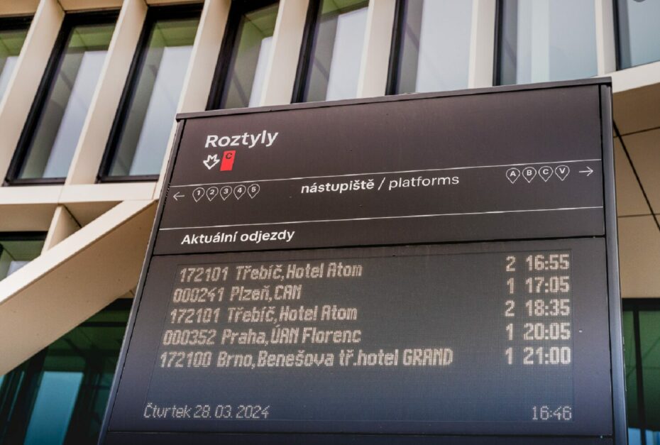 Na autobusovém terminálu Roztyly jsou nyní přehledné informační tabule s odjezdy spojů.