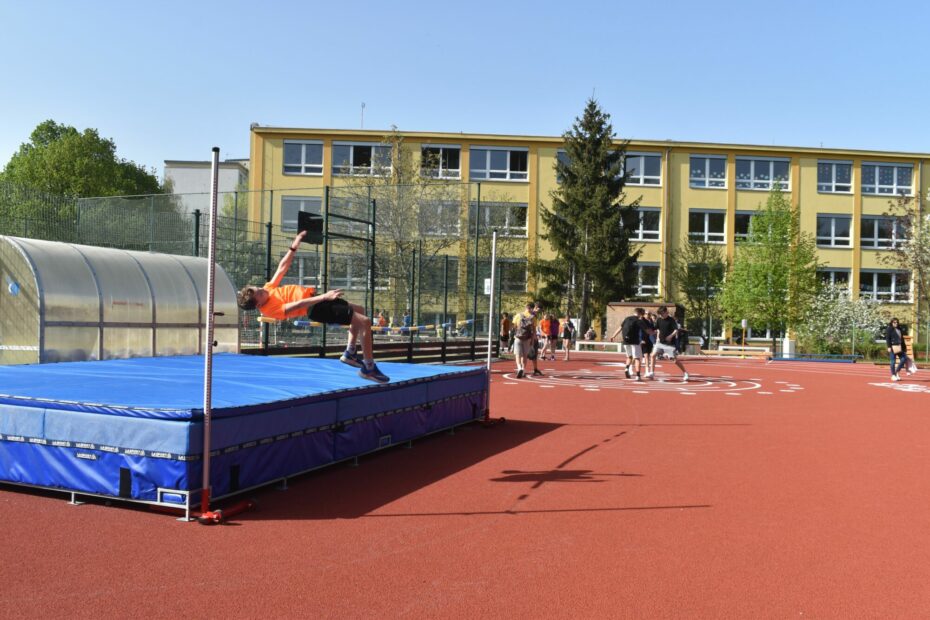 ZŠ Věry Čáslavské na Petřinách má nové zrekonstruované sportovní hřiště.