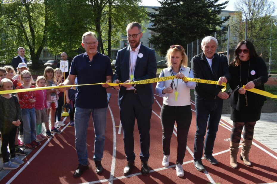 Slavnostní otevření moderního sportovního hřiště v základní škole Věry Čáslavské na Petřinách. 