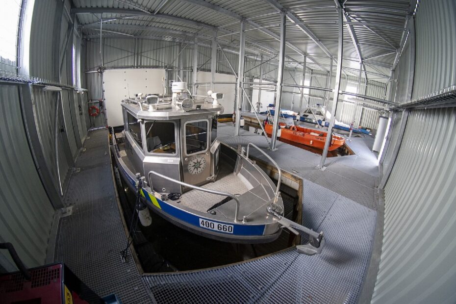 Nové plovoucí garáže na Veslařském ostrově v Praze umožňují bezpečné stání pro pět lodí a přístup k nim za každého počasí.