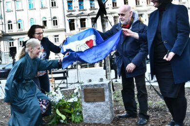 Na Senovážném náměstí bude odhalena pamětní deska u stromu, který ponese jméno Dany Němcové. Půjde v pořadí již o třetí strom, který bude pojmenován na počest jedné z významných osobností Výboru dobré vůle. Náměstí v centru Prahy 1 již krášlí stromy zakladatelky nadace Olgy Havlové a dlouholeté ředitelky nadace doktorky Mileny Černé.