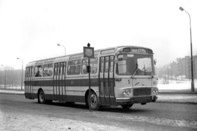Historický autobus na pražské zastávce v roce 1965.