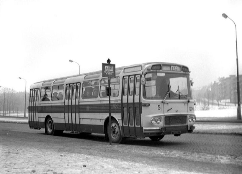 Historický autobus na pražské zastávce v roce 1965.