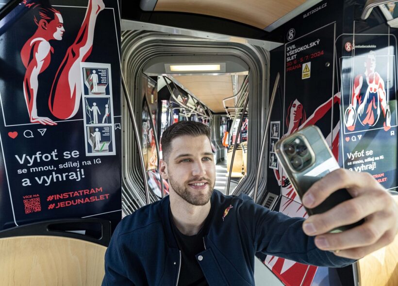 Sletová tramvaj se soutěží je nejčastěji nasazována na tramvajovou linku 22.