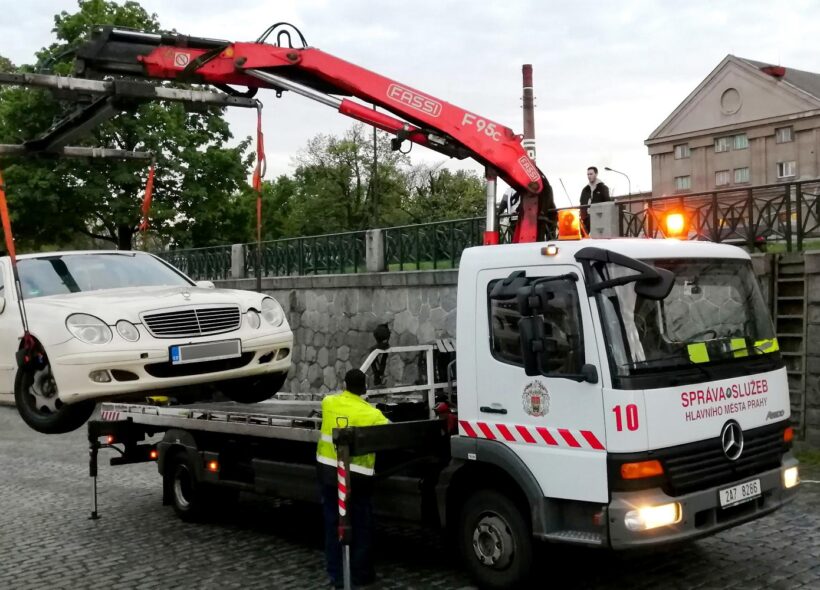 Odtah špatně zaparkovaného vozu.