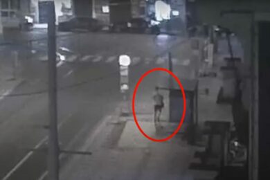 Sprejer ve středním věku fixou přímo pod policejními kamarami upravil tramvajovou zastávku v Lazarské ulici.