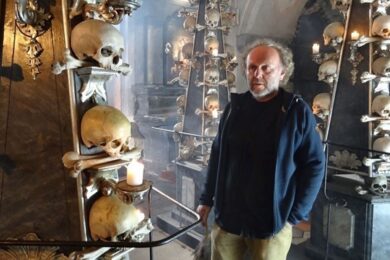 Jaroslav Dušek v roli průvodce dokumentárního filmu Tajemství smrti.