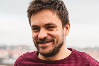 Režisér i herec Jiří Mádl dbá na pečlivou přípravu natáčení a také na příjemnou atmosféru.