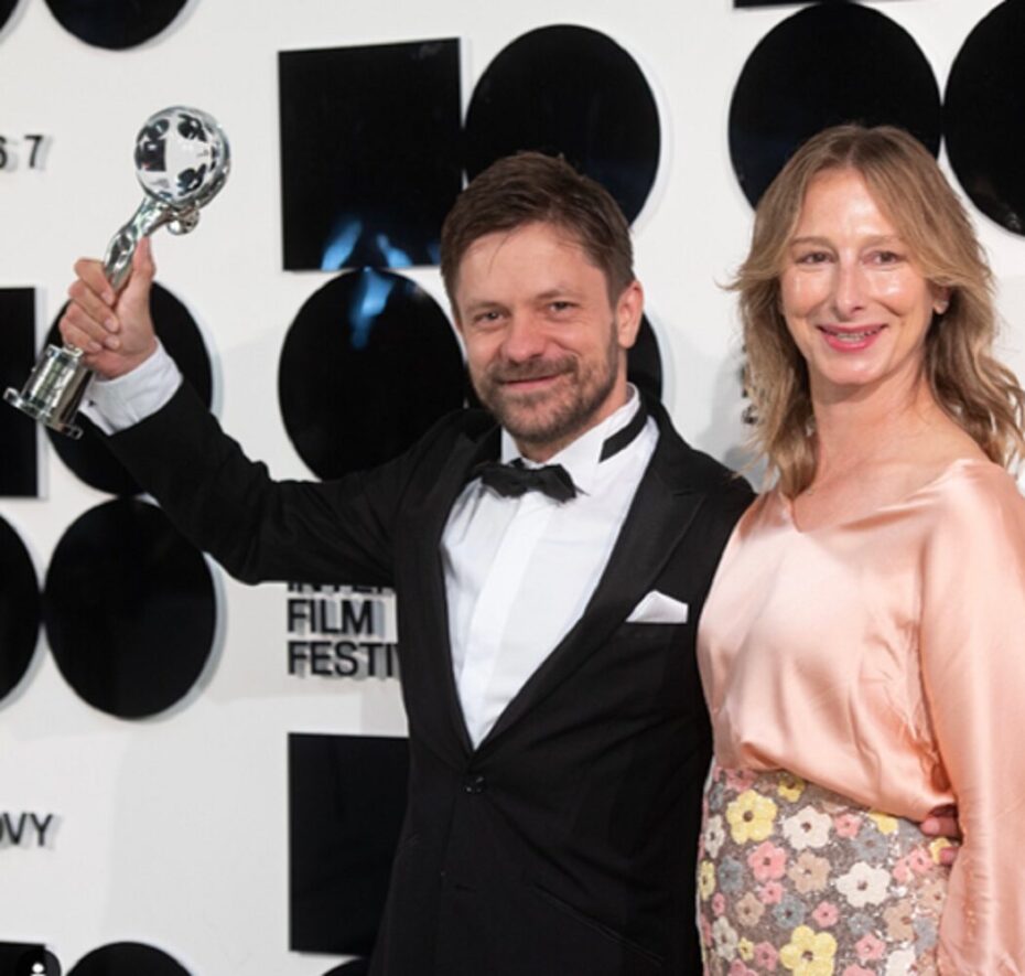 Na letošním Mezinárodním filmovém festivalu v Karlových Varech získal Jiří Mádl za film Vlny cenu diváků. Na fotografii s producentkou Monikou Kristlovou.