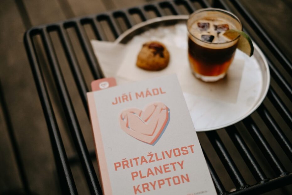 První kniha Jiřího Mádla s názvem Přitažlivost planety Krypton měla a má úspěch.