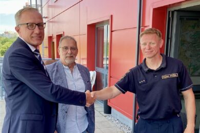 Starosta Vojtěch Kos a místostarosta Milan Maruštík předali dar veliteli stanice Radku Kužielovi.