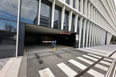Příjezd k venkovní závoře vjezdu do garáží Roztyly Plaza, kde je parkování pro veřejnost.