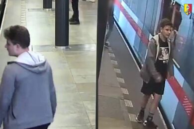 Policisté pátrají po muži, který na konci července sledoval poškozenou v metru Vyšehrad, skrytě onanoval a nakonec ji potřísnil svým ejakulátem. 