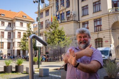 Pražský radní pro oblast infrastruktury Michal Hroza u mlžítka na Mariánském náměstí před budovou magistrátu.