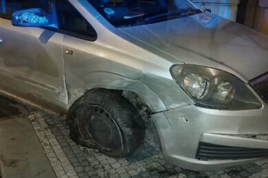 Opilý mladík poškodil v Křesomyslově ulici na Praze 4 své i několik dalších aut.