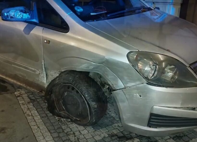 Opilý mladík poškodil v Křesomyslově ulici na Praze 4 své i několik dalších aut.