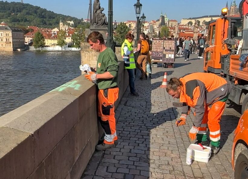 Ve čtvrtek 19. září došlo k dalšímu sprejerskému útoku na jeden z nejcennějších symbolů Prahy. Karlův most byl opět posprejován neznámým pachatelem. 