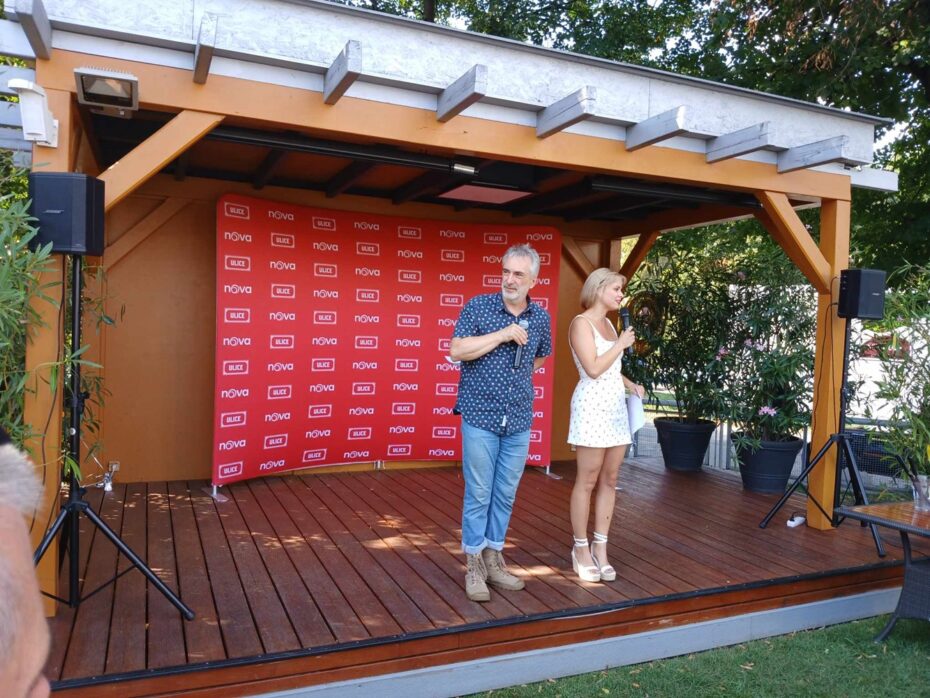 Oslavu moderovali Petr Vacek a Patrície Pagáčová, kteří pamatují první sezonu seriálu.