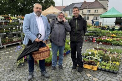 Místostarosta Prahy 4 Filip Vácha (vlevo) pomohl zachovat tradici spořilovských farmářských trhů. 