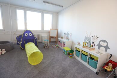 Ve středu 9. října bylo v Poliklinice na Zeleném pruhu v Praze 4 slavnostně otevřeno jedinečné Centrum perinatální duševní péče, které má za cíl nabídnout specializovanou péči maminkám a rodinám v tomto citlivém období.