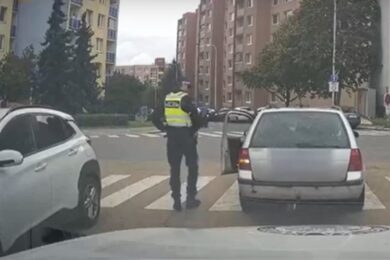 Nebezpečné driftování na Praze 9 skončilo zatčením řidiče s téměř dvěma promile.