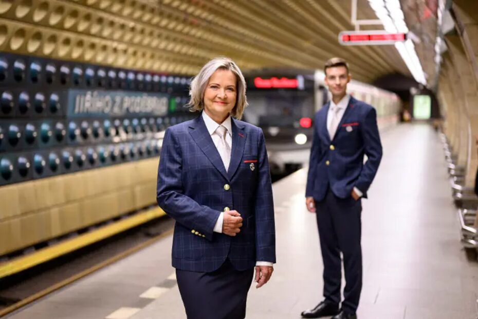 Nové uniformy dozorčí a dozorčího stanice metra.