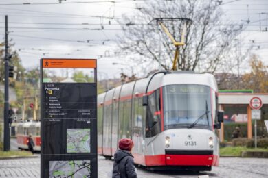 Čitelná Praha vytvořila na Palmovce navigační obelisky.