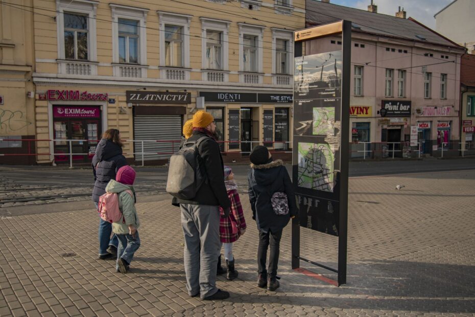 navigační obelisky pomáhají Pražanům a návštěvníkům Prahy se ve městě lépe orientovat.