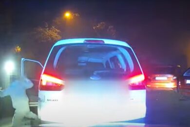 Řidič v podmínce strážníkům neujel a po zásluze byl po honičce předán státním policistům.