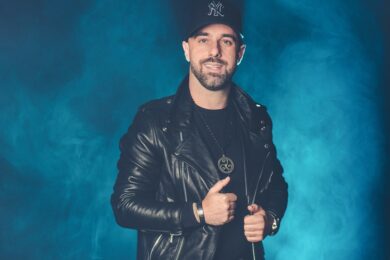Pražský rodák, rockový a muzikálový zpěvák, hudební skladatel, herec, ale také třídní učitel na základní škole.  To vše je Petr Kutheil.