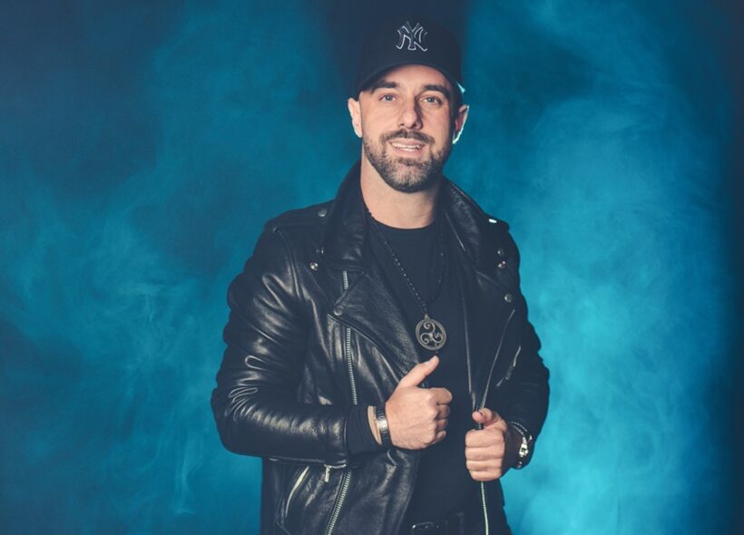 Pražský rodák, rockový a muzikálový zpěvák, hudební skladatel, herec, ale také třídní učitel na základní škole.  To vše je Petr Kutheil.