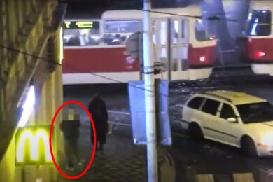 Fixou čmáral po zdech a dalších předmětech a pak se přesunul do pobočky řetězce rychlého občerstvení, kde jej strážníci našli.