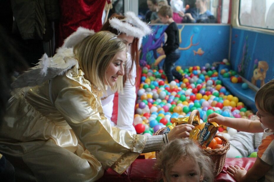 Anděl v dětském balónkovém vagónu Čertohráčku.