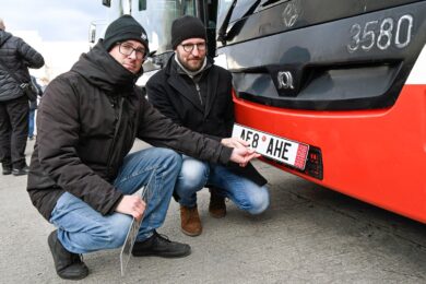 Hlavní město Praha ve spolupráci s Dopravním podnikem hl. m. Prahy (DPP) a organizací Člověk v tísni věnovaly ukrajinským městům Bilohorodka a Chmelnyckyj osm vyřazených autobusů SOR NB 12. 