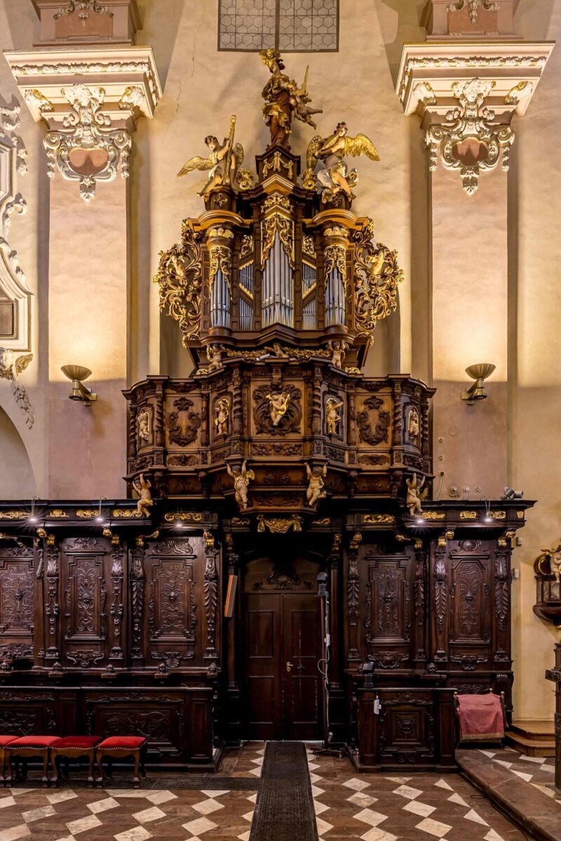 Celkový pohled na chórové varhany v bazilice Nanebevzetí Panny Marie na Strahově, které nyní procházejí obnovou. 