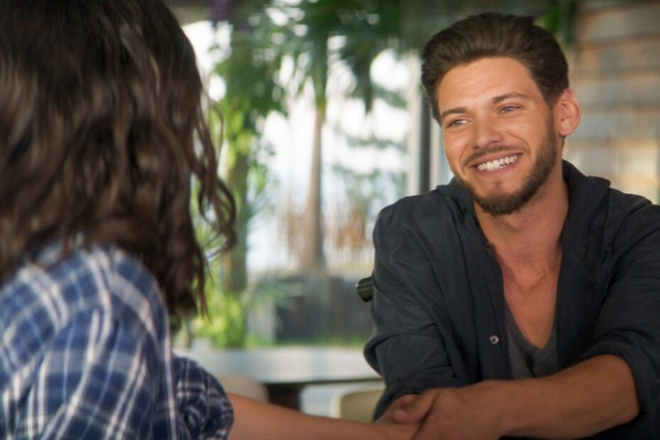 Roli svérázného Damiena ztvárnil Baptiste Lecaplain, populární francouzský stand-up komik známý také z filmů Les Ex či Nice Girls.