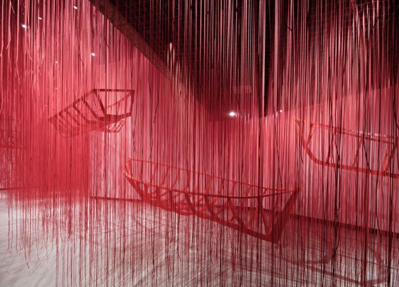 „Chiharu Shiota vytváří snové, emočně a intelektuálně působivé instalace zprostředkovávající silné zážitky, jež diváctvu utkví v paměti,“ popisuje Christelle Havranek, hlavní kurátorka Kunsthalle Praha.