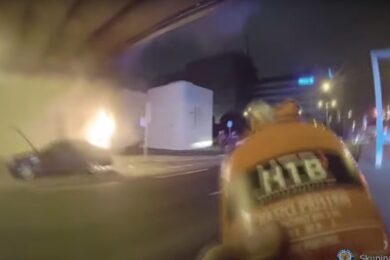 Ostražití strážníci z Taxi týmu začali hořící auto hasit jako první.