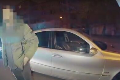V Praze 12 byl zadržen 24letý muž, jehož vozidlo zaujalo hlídku svou jízdou. Po zastavení strážníci okamžitě ucítili silný zápach alkoholu, a na podlaze auta dokonce objevili velké množství prázdných plechovek od piva.