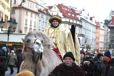 PO roce se opět v centru Prahy objeví Tříkrálový průvod s velbloudy. 