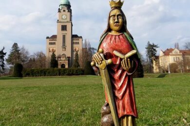 Kostel sv. Václava s patronkou psychicky nemocných v popředí Sv. Dymfnou, potřebuje finance na opravu střechy.