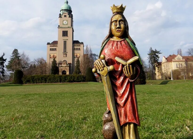 Kostel sv. Václava s patronkou psychicky nemocných v popředí Sv. Dymfnou, potřebuje finance na opravu střechy.