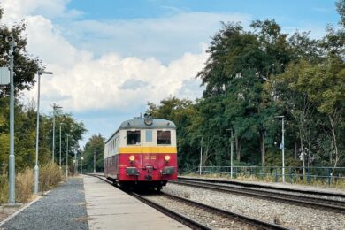 Nostalgická víkendová vlaková linka Pražský motoráček zůstane v provozu minimálně do konce roku 2029.