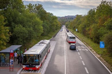 Novopetrovická ulice v Petrovicích s preferencí vozidel MHD.